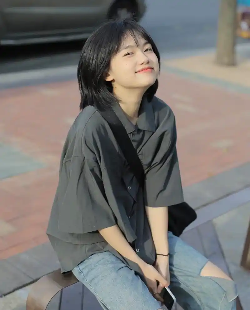 2022发型风向标:眉上刘海太精致,森系蛋卷头短发女生百搭又洋气