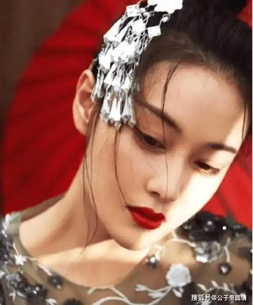 事实上,当时的很多年轻人都喜欢这种风格的服饰,张馨予作为一