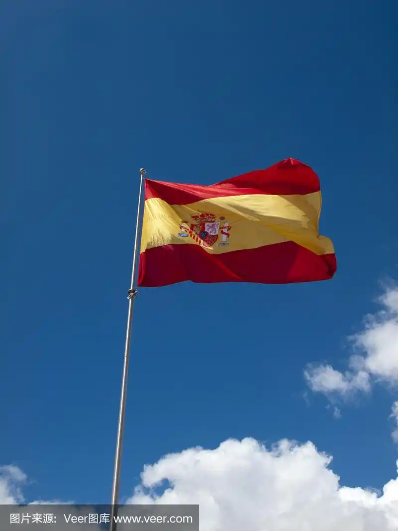 蓝天下飘扬的西班牙国旗