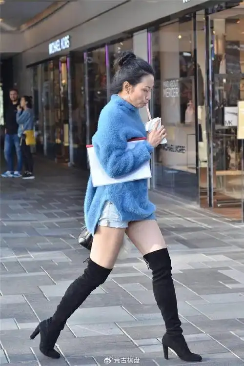 8厘米的黑色粗跟过膝长靴绒面的材质搭配短裤就很好看