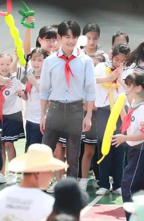 易烊千玺戴红领巾参与心连心活动,唱歌甜笑,仰头一瞬间太美好了