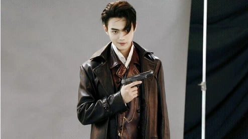 《烈火军校》里许凯穿军装造型,帅得我满地找纸巾