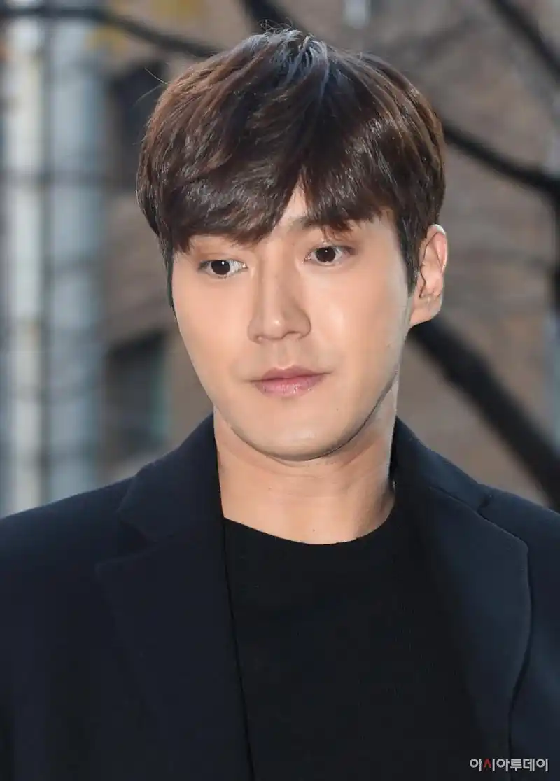 崔始源狗咬人事件后首露面 真的瘦了很多