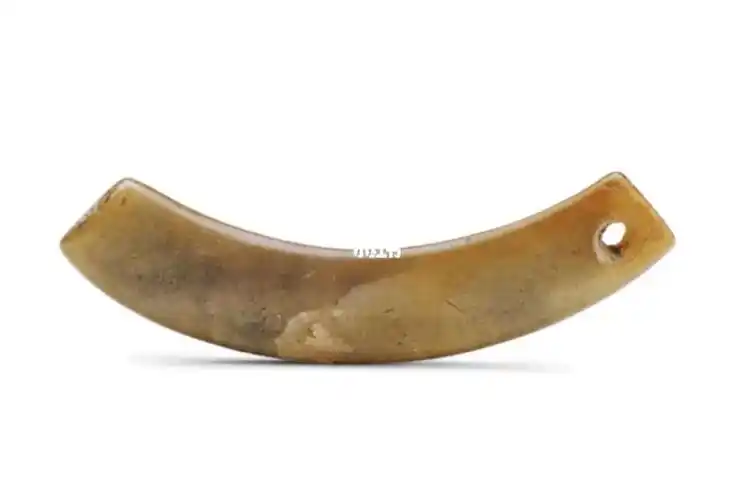 【河姆渡文化 · 玉璜】浙江省博物馆藏.不同于