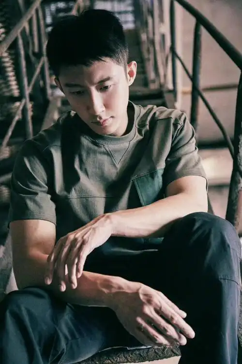 黄景瑜秋日三宫格随拍#黄景瑜最新大片,军绿色短衫出镜,清爽帅气