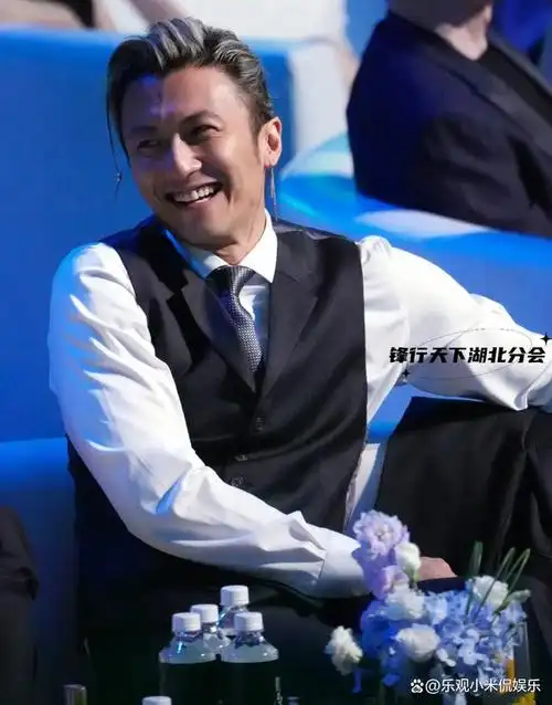 谢霆锋灰白头发亮相,独特的方式凸显,因王菲的爱情心情好人年轻