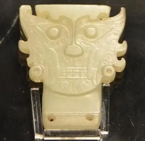 在西周遗址中,仍然可以见到石家河文化玉器.