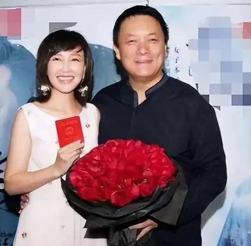 19岁与人私奔,裸婚在6平米地下室生3胎,今丈夫用7部剧将她捧红