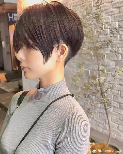 当下最火女发来了,两侧掏空推后脖短发,喜欢别错过|发型|短发|理发师