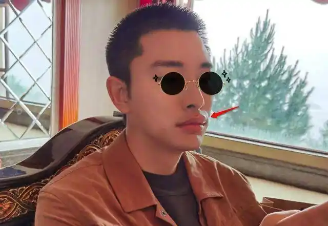 36岁贾乃亮近照大变样又黑又瘦还惊现厚嘴唇粉丝连呼不敢认