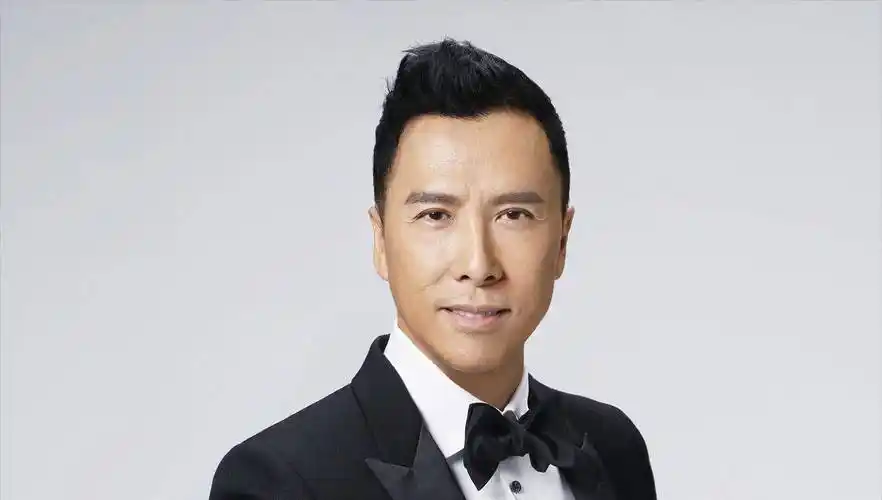 武打星甄子丹:与妻子贴脸合影秀恩爱,与赵文卓"骂战"仍未解?