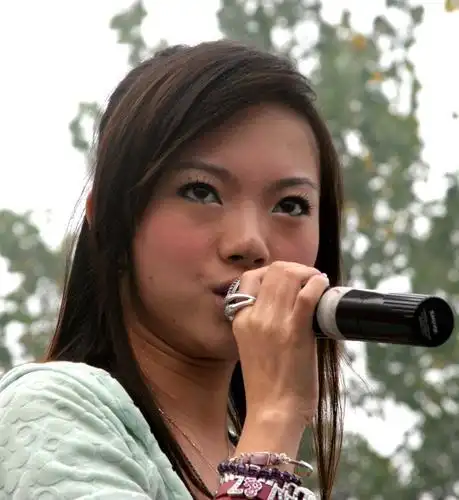 组图:超女胡灵激情献唱柑橘节 低腰牛仔引嘘声