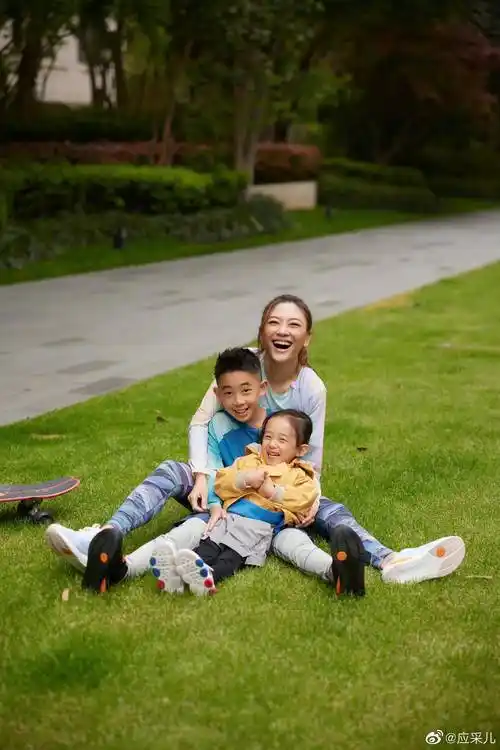 应采儿晒一家四口庆六一,泳池玩水好欢乐,抱俩儿子笑成人生赢家_hoho