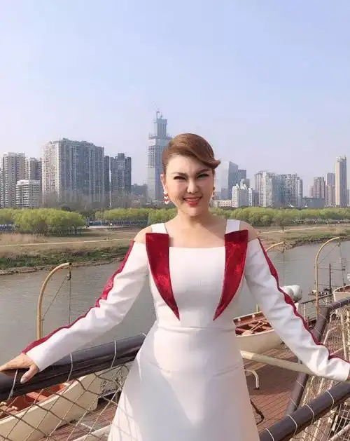 乌兰图雅武汉拍摄世界军运会主题推广曲《美丽武汉欢迎你》!