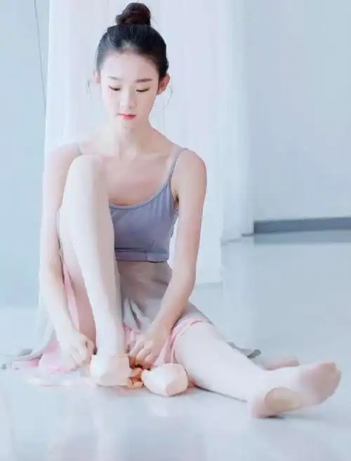 张艺凡称快十年没有扳腿,网友:你骗谁呢?