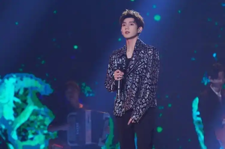 来自王源粉丝的表白卡:小源是天使掉落在人间是闪着光的美好是我日复