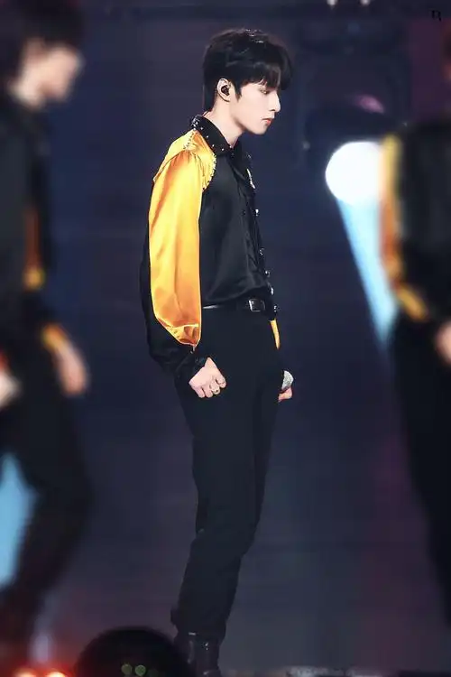 刘耀文东方卫视跨年晚会##刘耀文理想之途舞台直拍