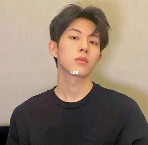 73三七分短发梳理光洁不失时 尚蓬松感