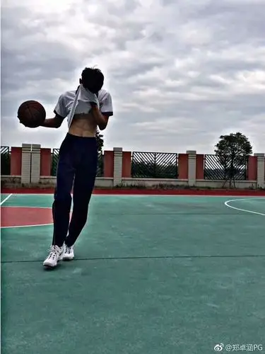 这若隐若现的腹肌,真的抓住我们这些少女的心了有木有!