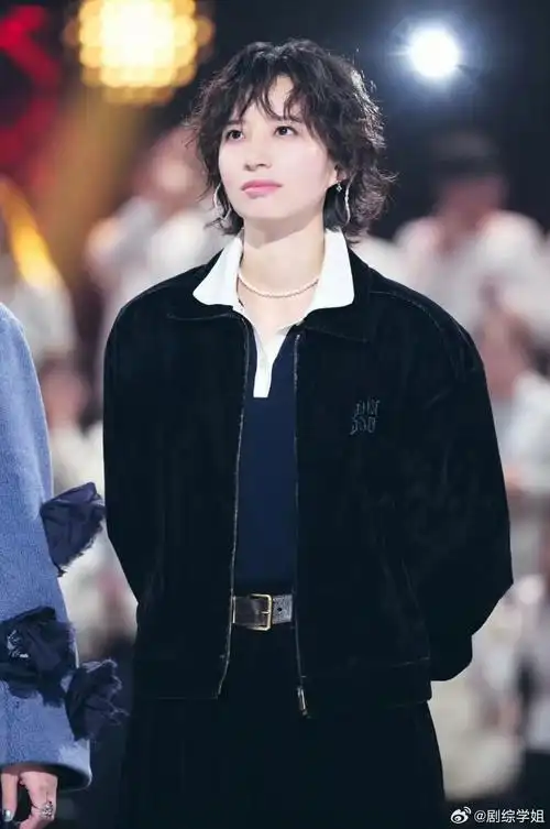 卷头发穿裙子转圈圈翘脚脚唱《六月的雨》的李斯丹妮,娇俏公主殿下本