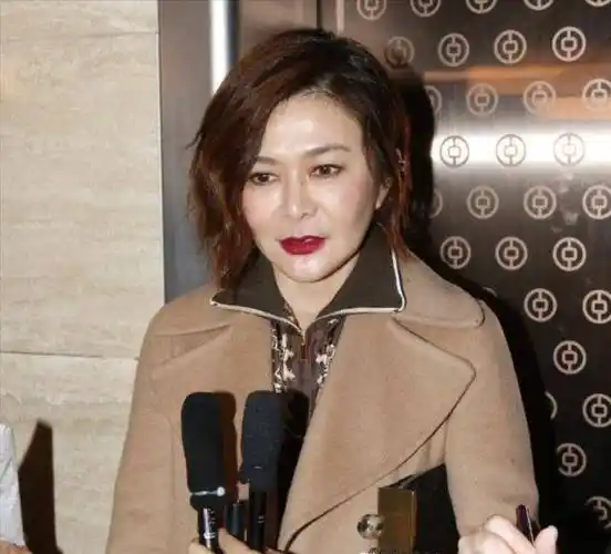 原创当年凭着美貌公然插足陈美琪婚姻的关之琳如今怎样了