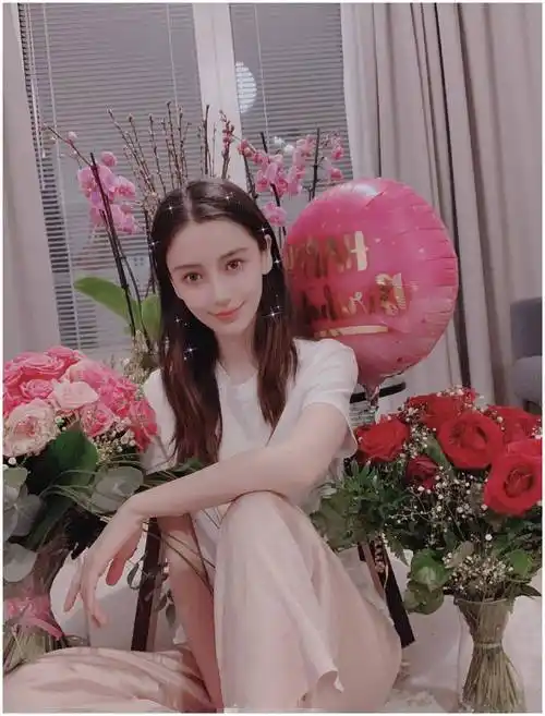 angelababy庆生美照好清纯,休闲服装配少女妆,哪像31岁阿姨_安吉_宝贝