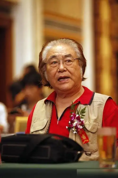 照片中的人,大多都是演艺圈知名演员. 唯有主角,寿星齐士龙