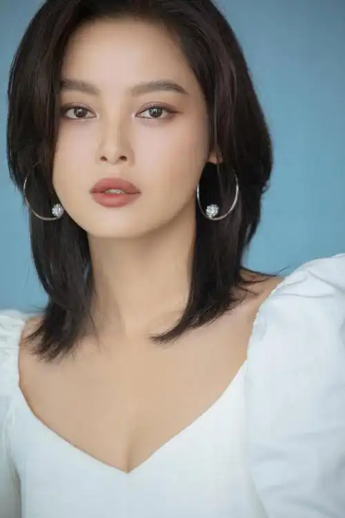 被37岁辛芷蕾惊艳到了波浪卷紧身裤三配色美到了骨子里