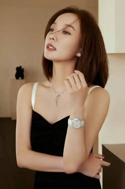 王珞丹晒一家四口旧照,与妈妈似姐妹花,一家四口都是高颜值 !_家庭_母