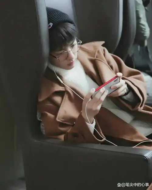 肖战走路玩手机游戏被粉丝送上热搜,原来男神私底下竟也是低头族