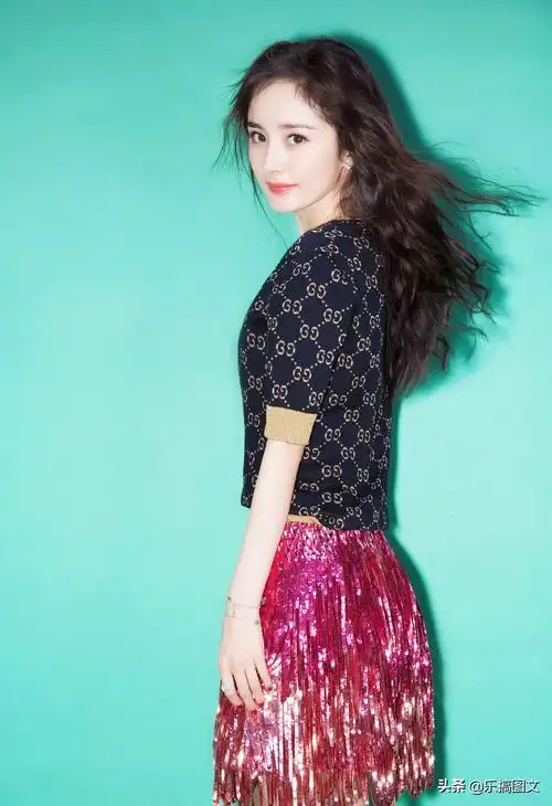 杨幂齐刘海卷发造型妩媚动人魅力十足