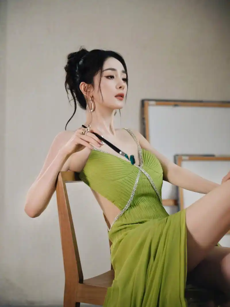 杨幂一身露背吊带连衣裙,超级好看,大胸显瘦了,绿色超级显白!