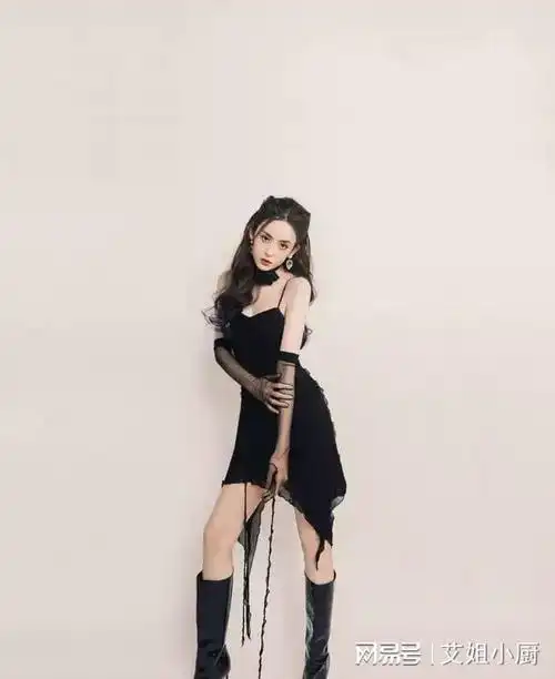 古力娜扎可爱迷人的猫耳头发型黑色吊带裙搭配黑丝手套