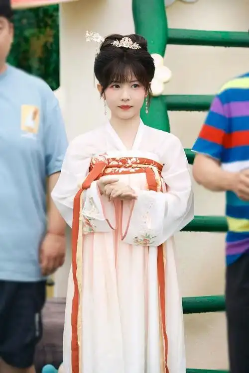 组图赖美云哔哩哔哩向前冲古装造型花絮照温婉可人
