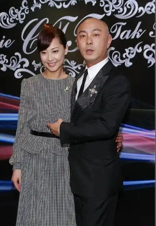 张茜穿着格子裙现身,虽然皮肤有些蜡黄,在张卫健眼里依旧是公主