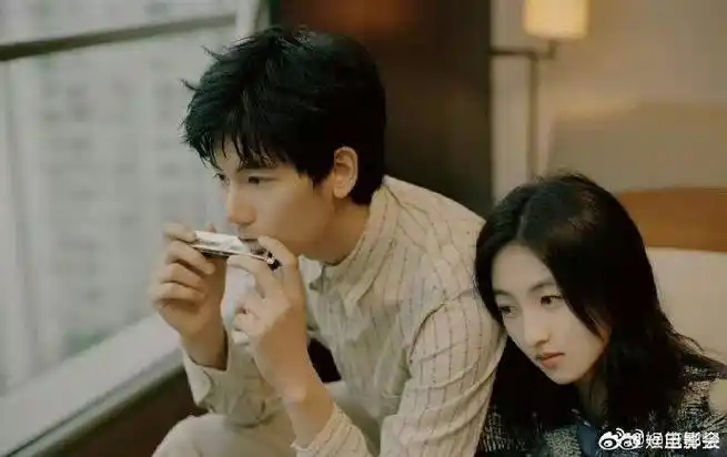 520,爱意满满,张子枫和胡先煦的合照让人感受到无限的温馨!