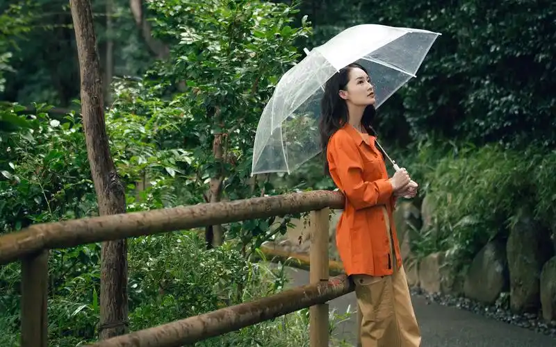 李沁甜酷工装风高清手机壁纸