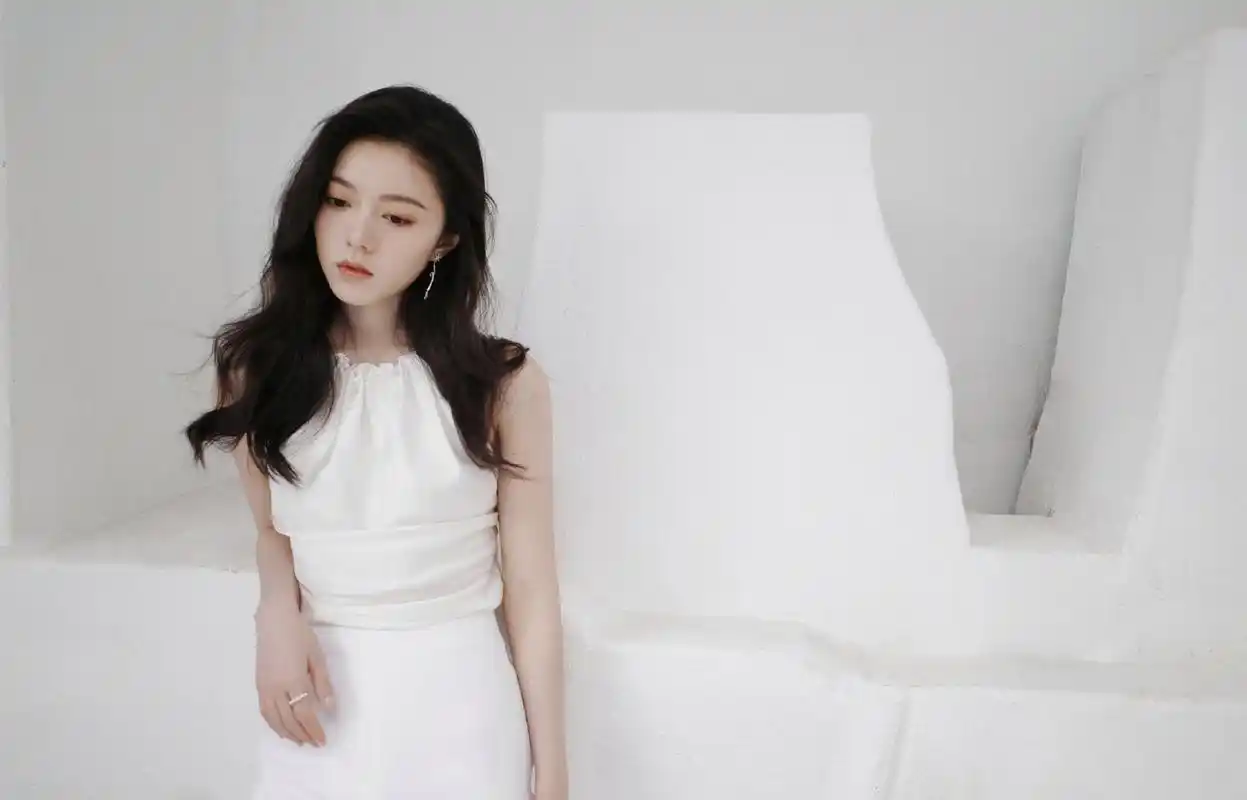 赵今麦白色短裤穿搭,青春活力#赵今麦