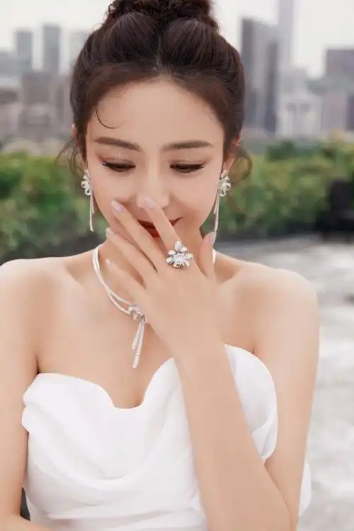 38岁佟丽娅穿白色抹胸裙秀香肩气质优雅3