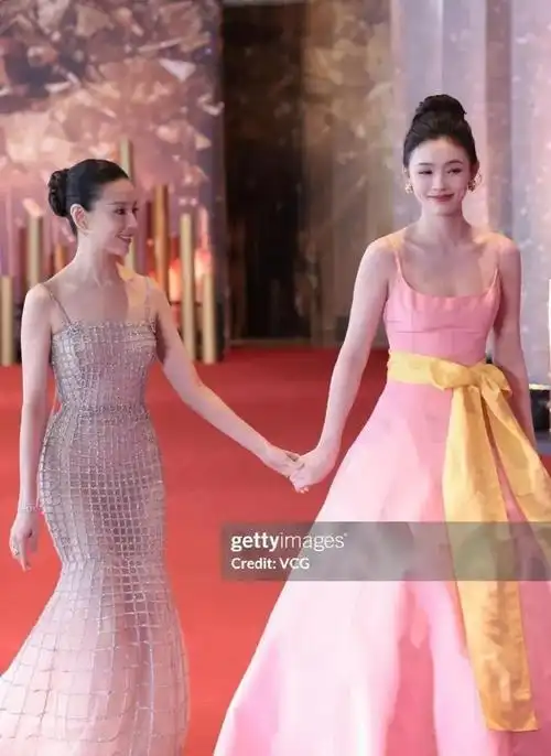 时尚-品质盛典造型辛芷蕾张雨绮吊带长裙,关晓彤林允青春活力|唐嫣
