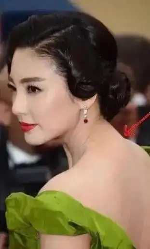 脖子前倾比杨幂还狠,富贵包凸到精修图都p不掉,这颈椎太吓人!