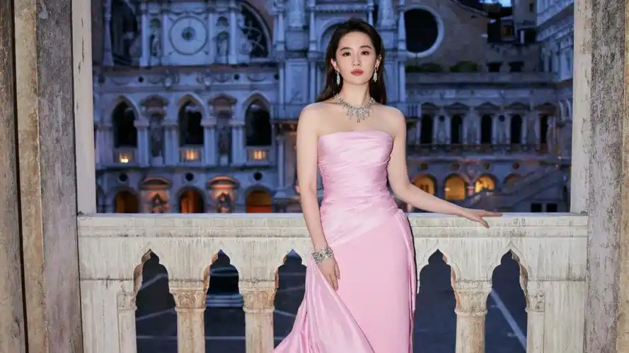 刘亦菲现身宝格丽威尼斯,粉色抹胸连衣裙,古色古香,韵味悠长,好爱高贵