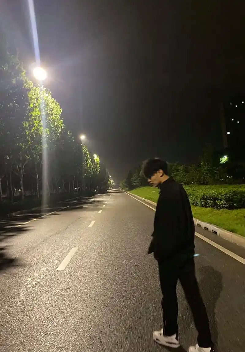 背影 #纯情男高中生 我心似海放空 - 抖音