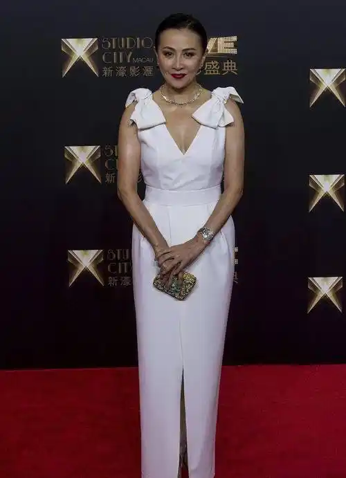 刘嘉玲的气场太高级了,什么服装都敢穿,戴着大红花走红毯_女孩子_时尚