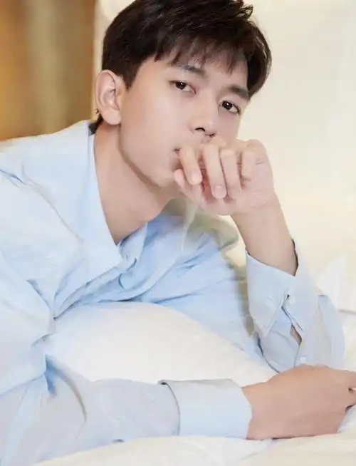 李现蓝色衬衫帅气写真图片79