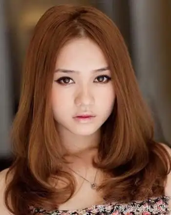 非常的瘦脸而且时尚又唯美短发梨花烫