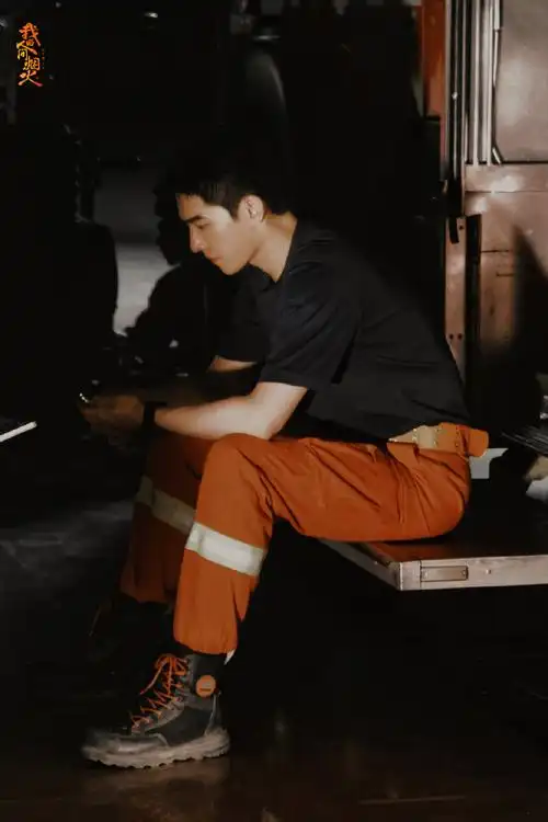 杨洋吊威亚4楼速降