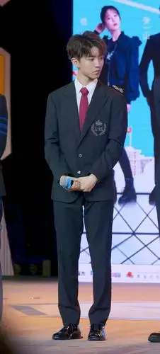 好喜欢全身照发一些高能二时期的王俊凯全身照吧三字wjk