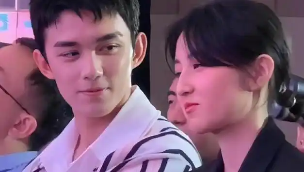 吴磊与张子枫官宣恋情甜蜜幸福引发热议网友纷纷送上祝福