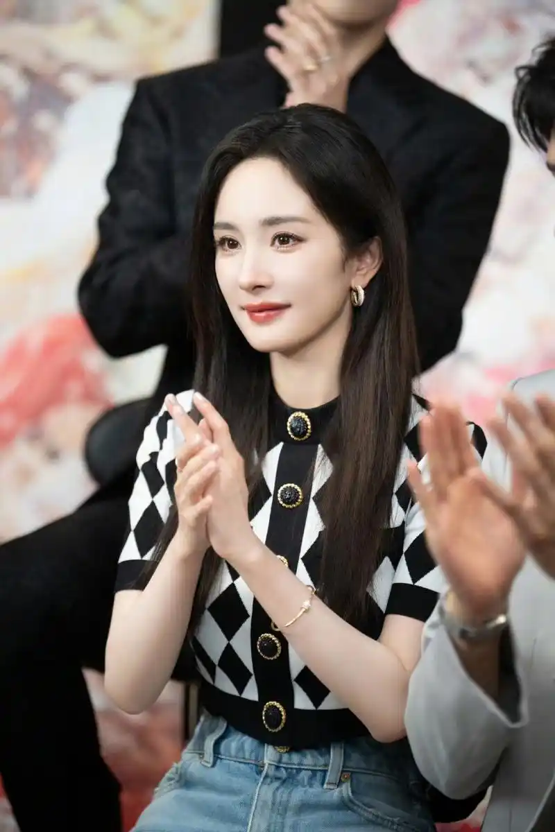 杨幂新鲜妆容出炉,清透淡雅,皮肤吹弹可破,年龄直减20岁!